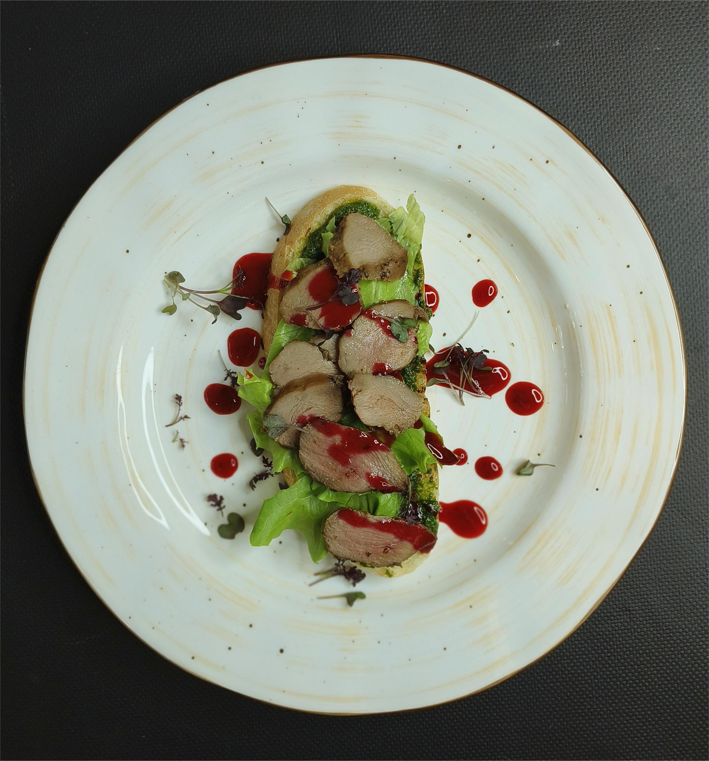 Брускетта с уткой