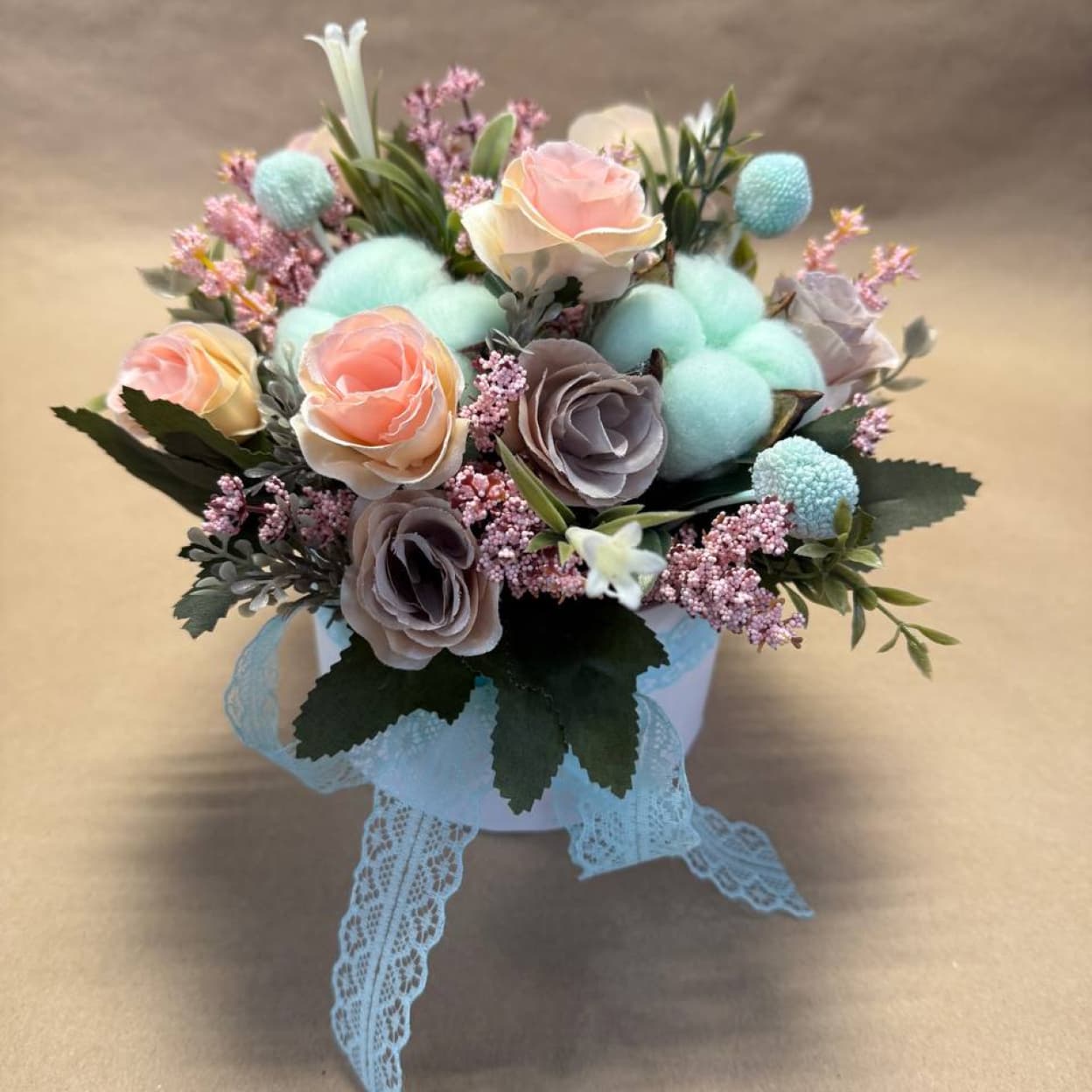 Композиция из искусственных интерьерных цветов в коробке