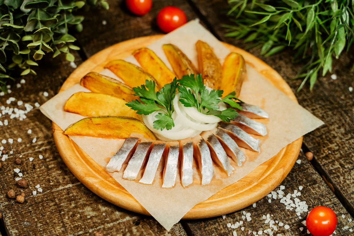 Спинки сельди с луком и картофелем