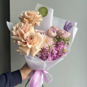 Букет с французской розой в сочетании с маттиолой