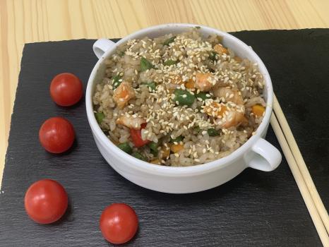 Тяхан с лососем и овощами