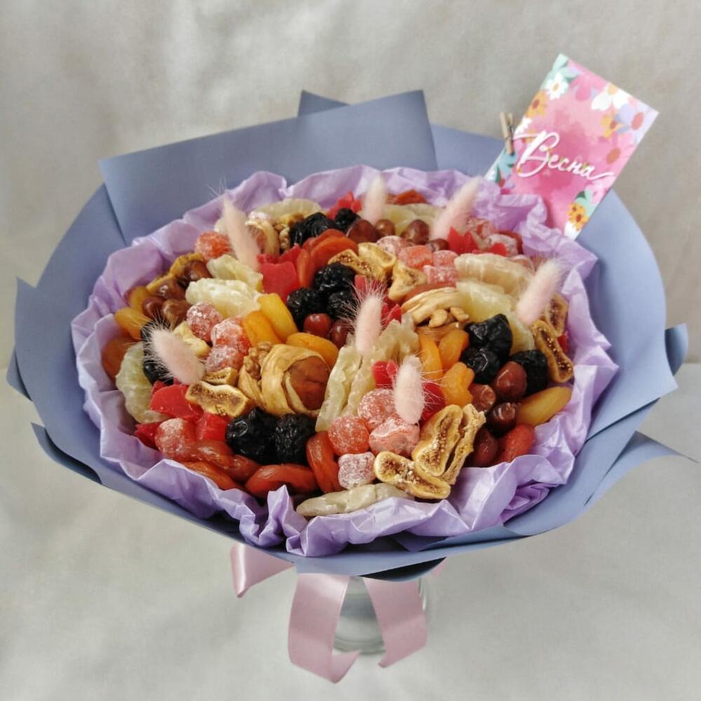 Букет из сухофруктов с декором из сухоцветов