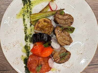 Медальоны из свинины с овощами гриль