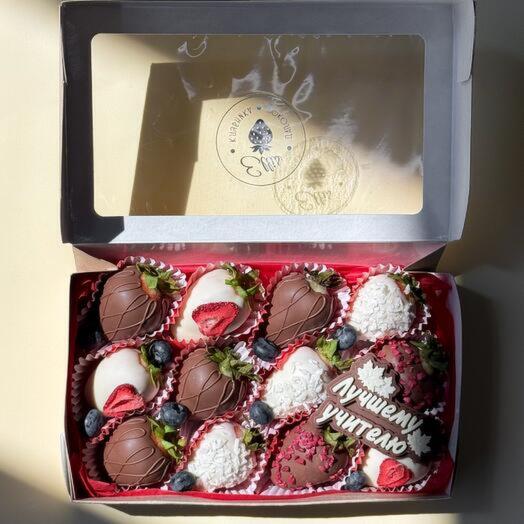 Клубника в шоколаде с голубикой "Лучшему учителю"