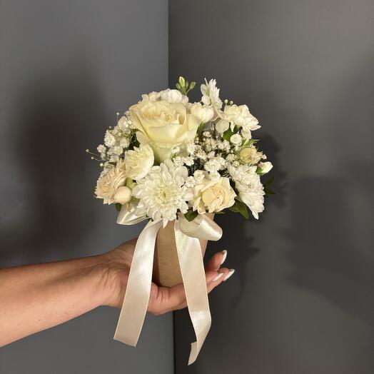 Белые цветы в стаканчике