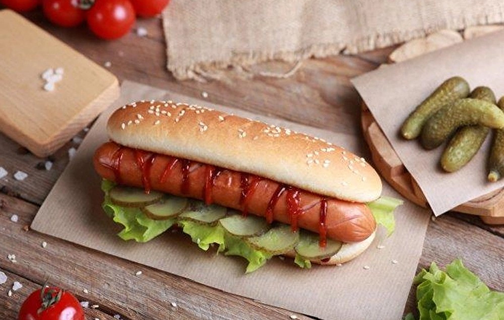 Хот-дог с маринованными огурцами