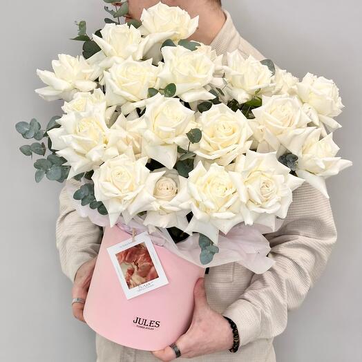 «Опера» композиция в шляпной коробке из 25 эквадорских роз Плайя Бланка