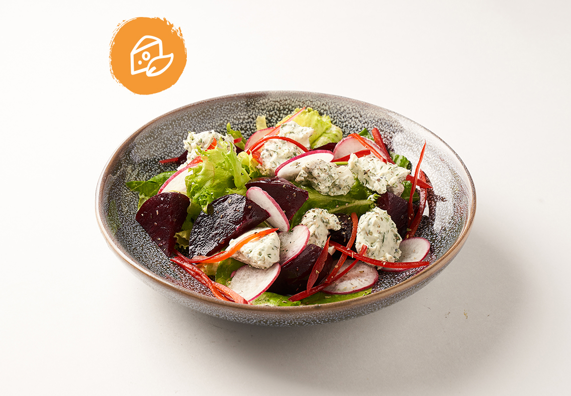 Салат с печеной свеклой и сливочным сыром