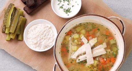 Рассольник с курицей, ржаными гренками, смальцем и солёными огурчиками