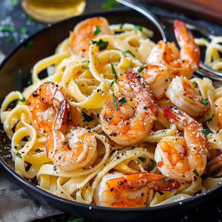 Паста с тигровыми креветками в сливочно-чесночном соусе