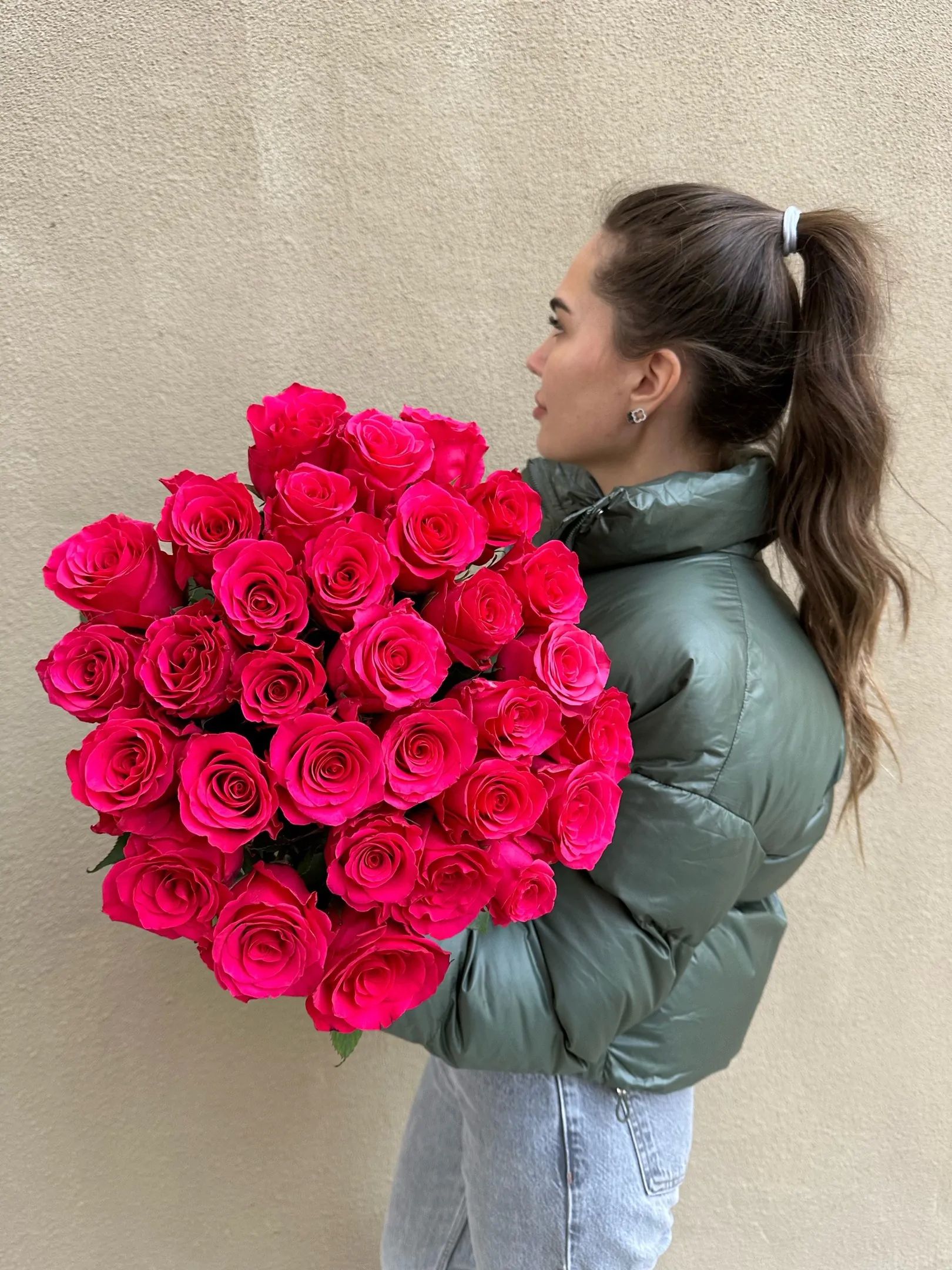 Букет из 25 роз фуксия с крупным бутоном на атласной ленте