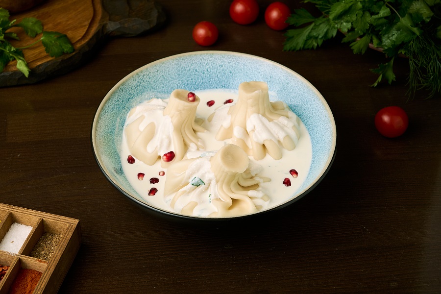 Хинкали с сыром и зеленью в сливочно-чесночном соусе