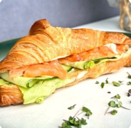 Круассан с лососем