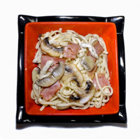 Удон с цыпленком и беконом в сливочном соусе