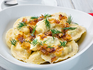 Вареники с картофелем и грибами с маслом
