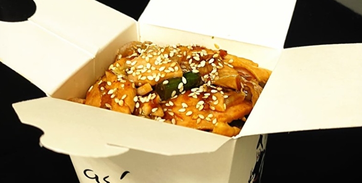 Wok с лососем