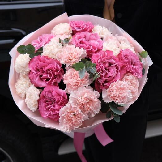 Пионовидная роза и диантусами 