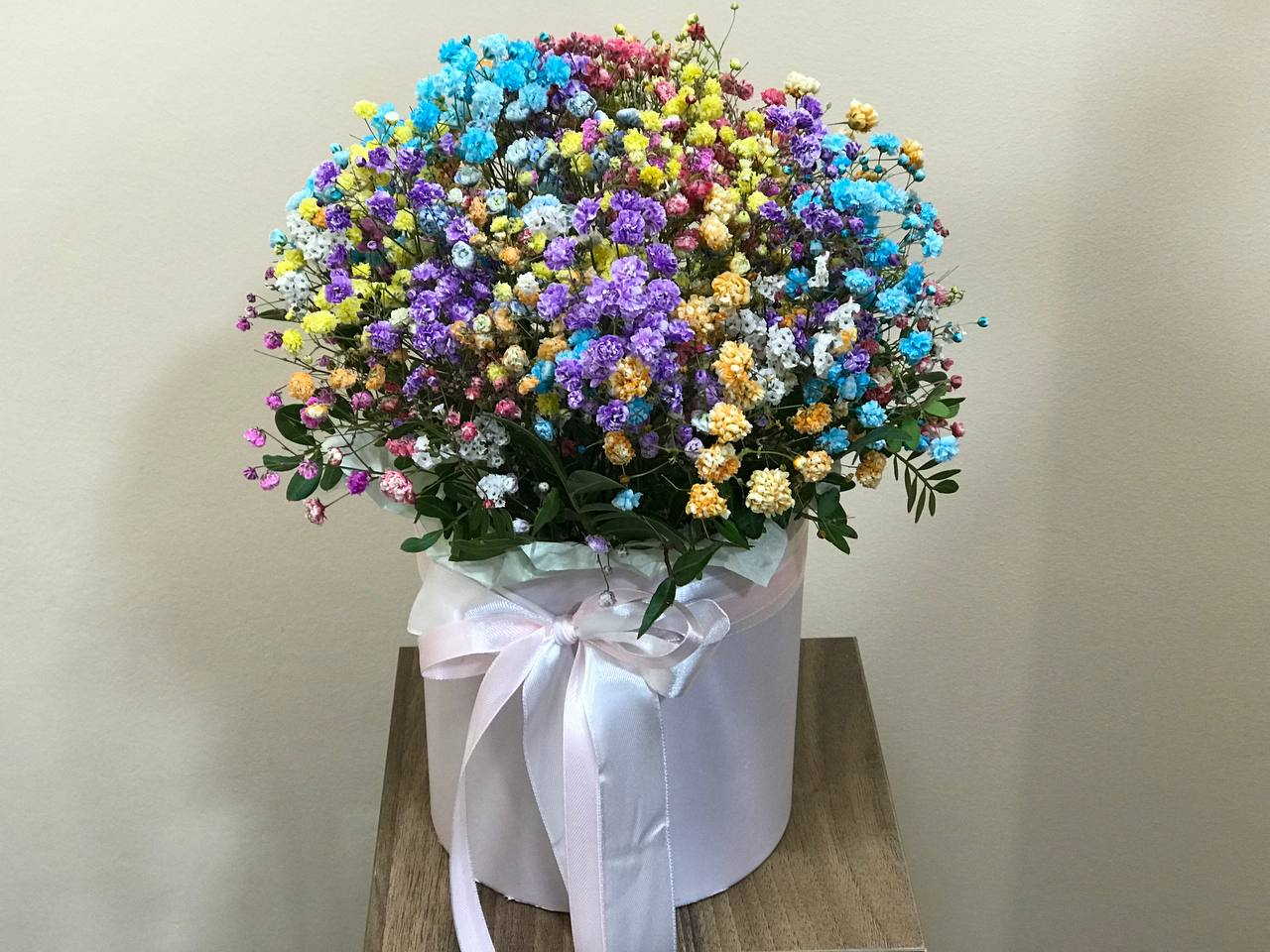 Композиция "Нежное облако из цветной гипсофилы""