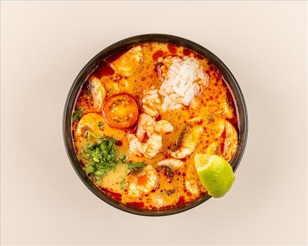 Тайский суп Том ям с курицей и креветками