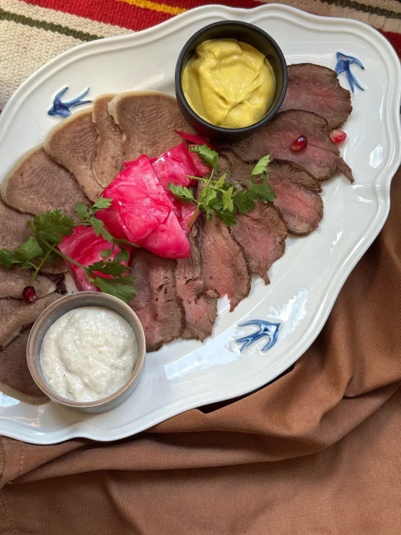 Мясная тарелка с маринованной капустой