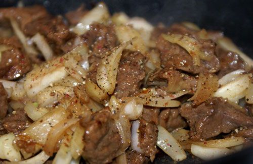 Пряная свинина с луком