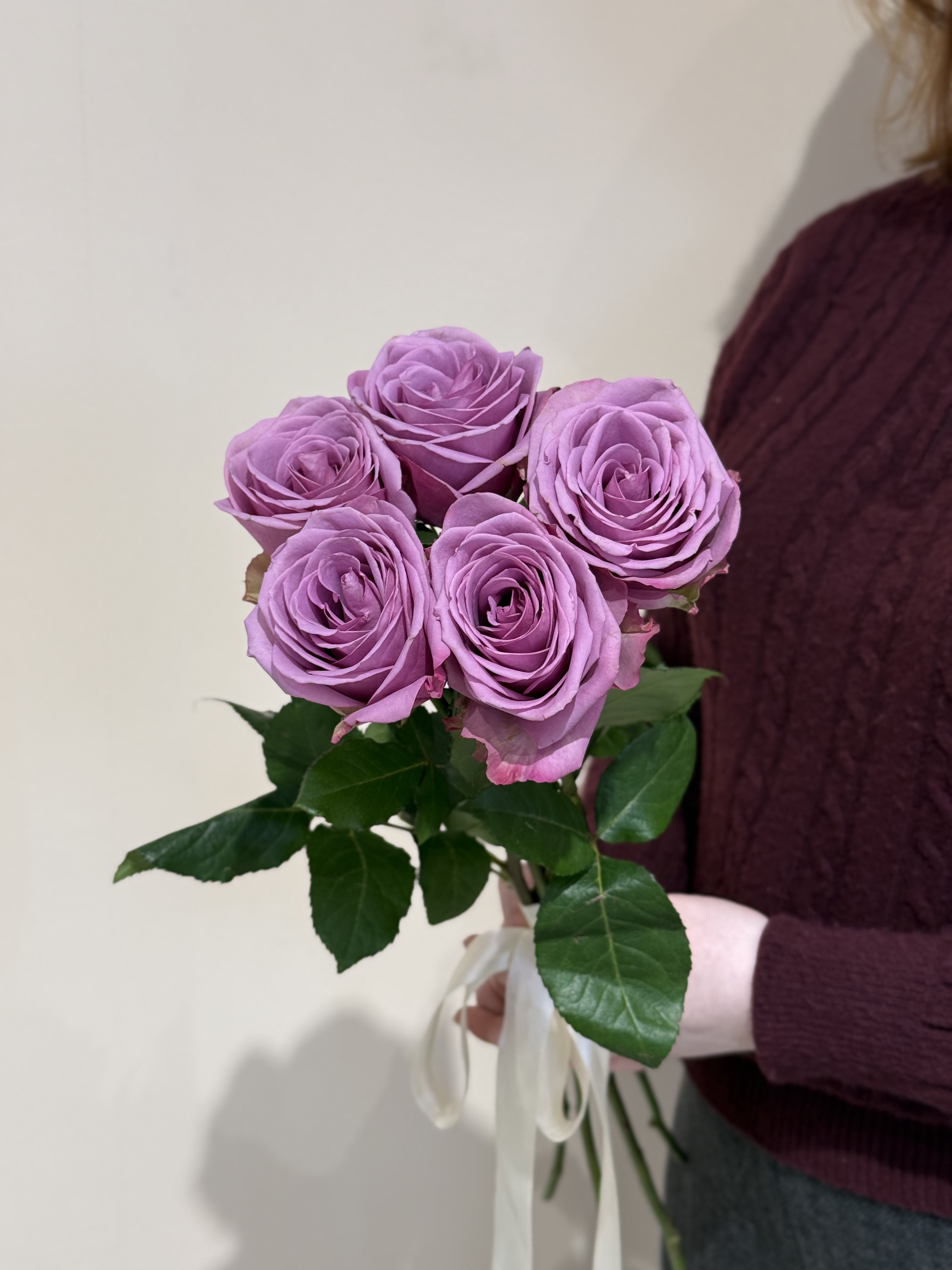 5 лавандовых роз Моди блю под ленту