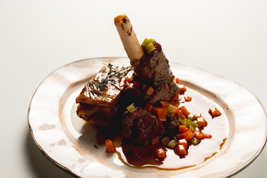 Томленная в пиве голень ягненка с картофельным гратеном