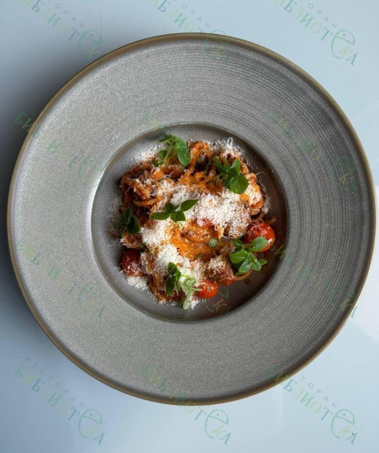 Спагеттони с митболами в томатном соусе