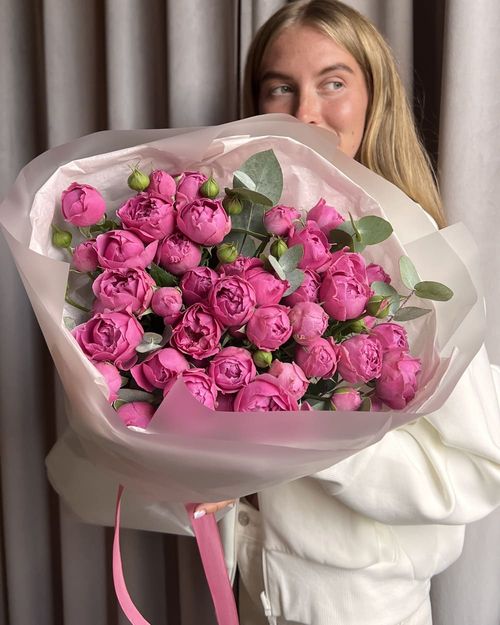 Из кустовых, пионовидных роз и эвкалипта