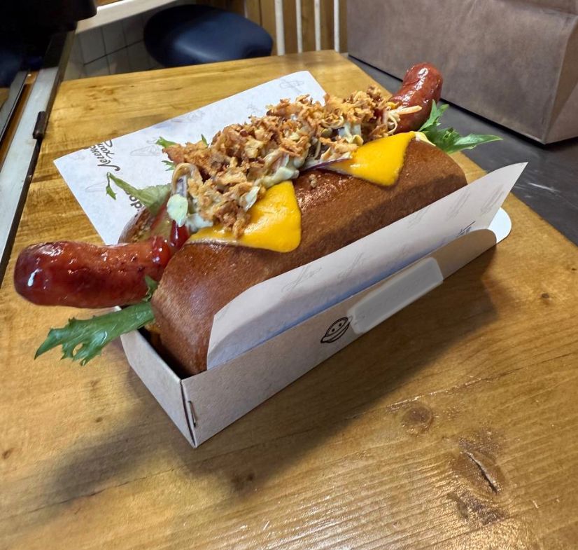 Хот- Дог сырный с куриной сосиской 