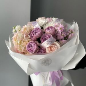 Сборный букет с гортензией и кустовой розой