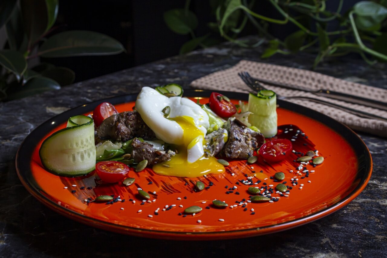 Тёплый салат с кур. печенью, яйцом пашот