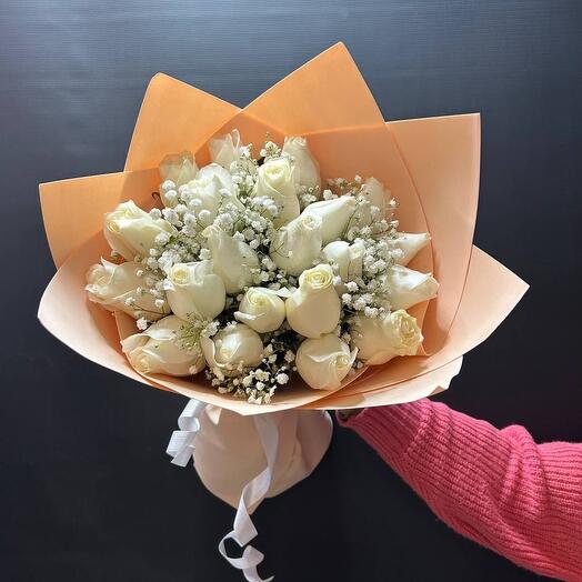 Букет из белых роз с гипсофилой «Снежное утро»