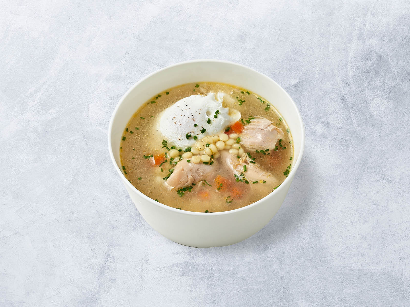 Куриный суп с птитимом и яйцом.