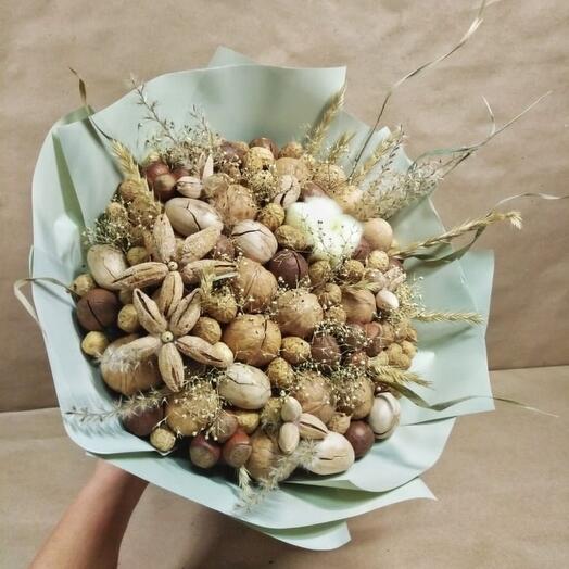 Букет из орехов