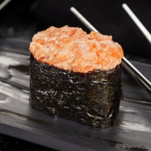 Гункан лосось спайси