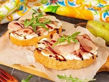 Брускетты с Пармской ветчиной и грушей