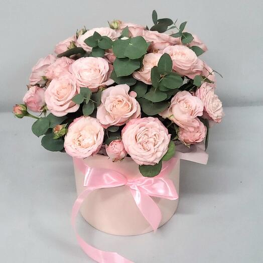 Кустовые пионовидные розы в коробке