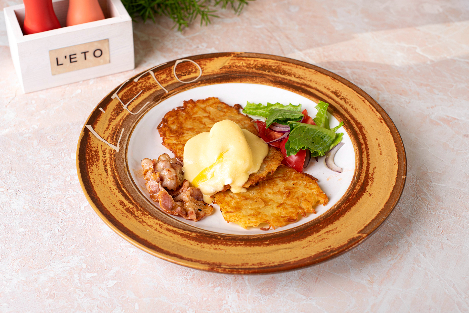 Драники с яйцом бенедикт