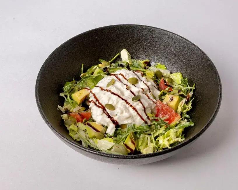 Салат с томатами и страчателлой