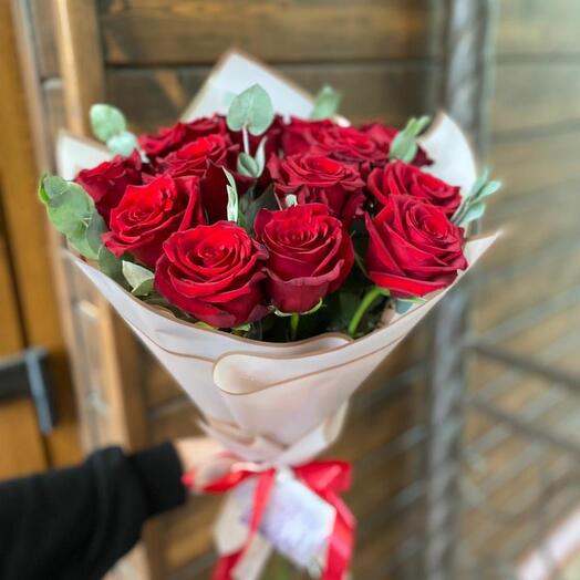 15 роз с эвкалиптом