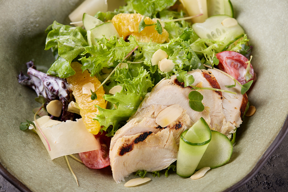 Салат с индейкой су-вид и йогуртовой заправкой