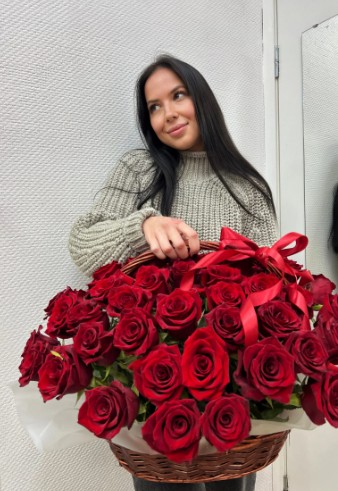 51 алая роза в корзине