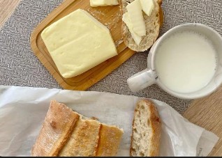 Хлебная корзина со сливочным маслом