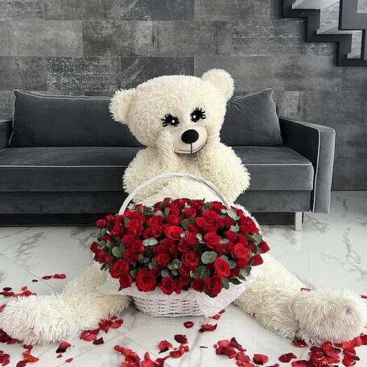 Корзина 101 Роза большой мишка лепестки