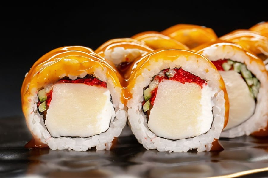 Ролл гребешок с соусом манго-чили