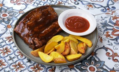 Свиные ребрышки барбекю с картофелем фри