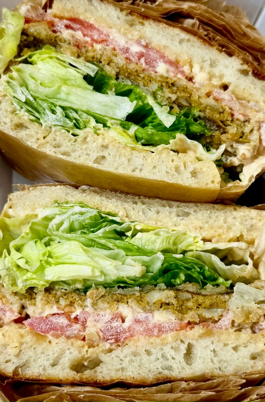 Сэндвич со шницелем из рапана и мидий в сливочно-устричном соусе