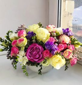 Композиция из роз и фрезии в кер. кашпо