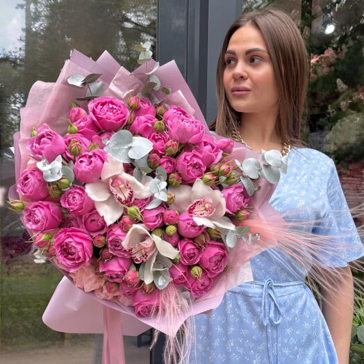 Авторский букет с пионовидными розами, орхидеями и веточками эвкалипта